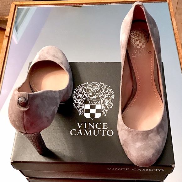 (SOLD) Vince Camuto 4” 8+1/2 Grey Suede w/ Box - Picture 9 of 11